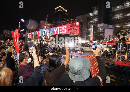 Bangkok, Thaïlande.31 octobre 2021.Les manifestants pro-démocratie une lampe de poche lors des manifestations et commencer à signer le nom pour abolir la loi de lèse majesté, article 112, la réforme de la monarchie et la libération des prisonniers politiques.(Photo par Edirach Toumlamoon/Pacific Press) crédit: Pacific Press Media production Corp./Alay Live News Banque D'Images