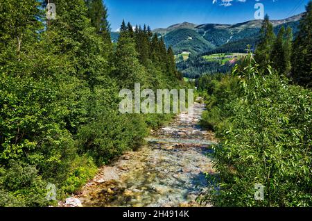 Les eaux du ruisseau alpin descendent de la vallée de Fiscalina vers la ville de Sesto Pusteria.Image HDR Banque D'Images