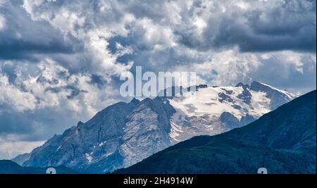 Le glacier de la Reine des Dolomites, la Marmolada à 3343 mètres de haut, vu de Passo Falzarego Banque D'Images