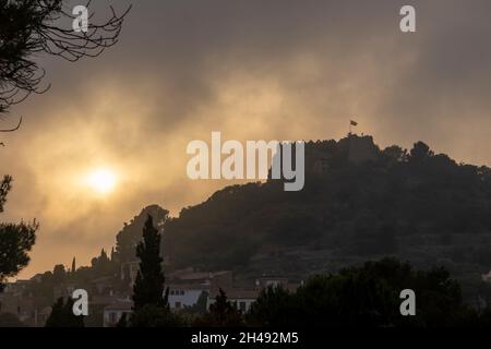 ville de begur sur la costa brava espagnole un jour d'été au coucher du soleil Banque D'Images