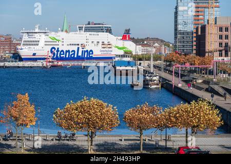 Herbst im Kieler Hafen, Bäume mit buntem Herbstlaub, im hintergrund die Schwedenfähre der Stena Line Banque D'Images