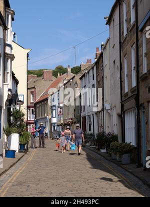 La grande rue principale avec des boutiques et des pubs dans le village de bord de mer de Staithes, dans le quartier de Scarborough, dans le North Yorkshire, en Angleterre. Banque D'Images