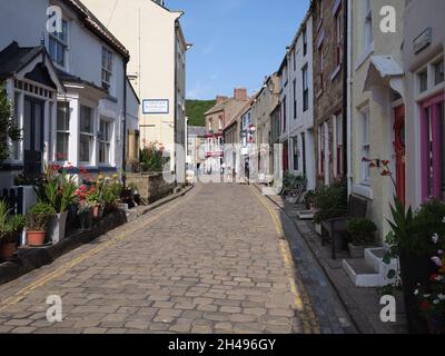 La grande rue principale avec des boutiques et des pubs dans le village de bord de mer de Staithes, dans le quartier de Scarborough, dans le North Yorkshire, en Angleterre. Banque D'Images