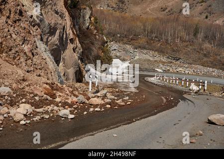 Début du printemps dans les montagnes.Les rochers sont tombés sur la route.Route dangereuse.Chute de roche dans les montagnes. Banque D'Images