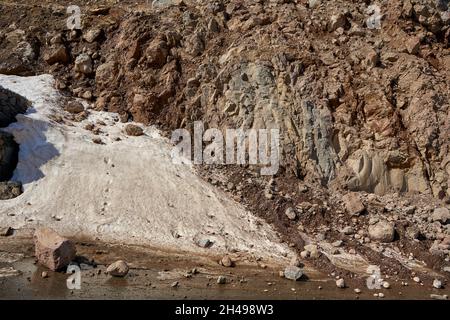 Début du printemps dans les montagnes.Les rochers sont tombés sur la route.Route dangereuse.Chute de roche dans les montagnes. Banque D'Images