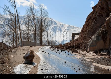 Début du printemps dans les montagnes.Les rochers sont tombés sur la route.Route dangereuse.Chute de roche dans les montagnes. Banque D'Images