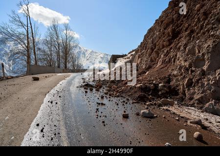 Début du printemps dans les montagnes.Les rochers sont tombés sur la route.Route dangereuse.Chute de roche dans les montagnes. Banque D'Images