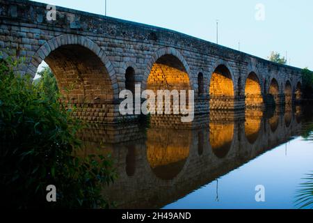 Impressionnant pont romain (Puente Romano) au-dessus du Rio Guadiana.Mérida, Estrémadure, Espagne. Banque D'Images