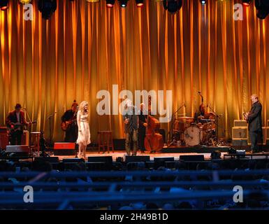 10 JUILLET : Buddy Miller, Stuart Duncan, Alison Krauss, Robert Plant, Dennis Crouch,Jay Bellerose et T. Bone Burnette se sont produit lors de la tournée Raising Sand Tour au Chastain Park Amphitheatre à Atlanta, en Géorgie, le 10 juillet 2008.CRÉDIT: Chris McKay / MediaPunch Banque D'Images