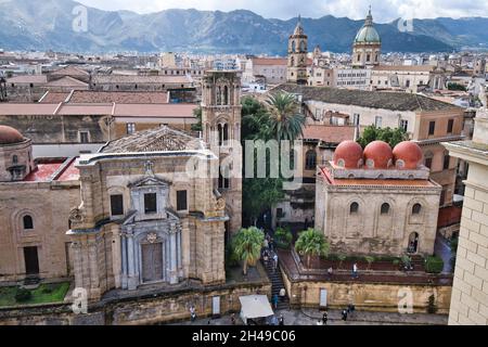 Vue aérienne des églises Saint Marie de l'amiral et San Cataldo avec les dômes rouges caractéristiques de Palerme Banque D'Images