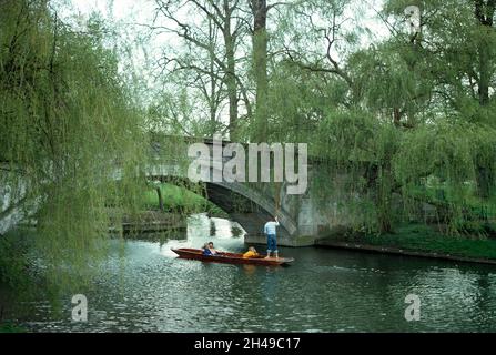 Royaume-Uni.Angleterre.Cambridge.Punting sur la rivière. Banque D'Images