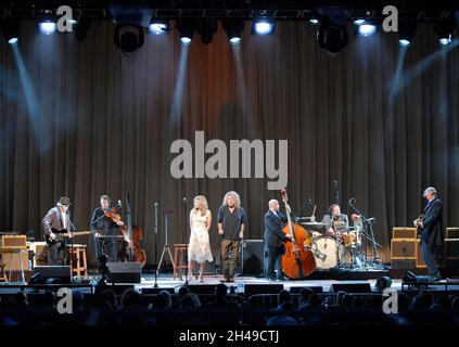 10 JUILLET : Buddy Miller, Stuart Duncan, Alison Krauss, Robert Plant, Dennis Crouch,Jay Bellerose et T. Bone Burnette se sont produit lors de la tournée Raising Sand Tour au Chastain Park Amphitheatre à Atlanta, en Géorgie, le 10 juillet 2008.CRÉDIT: Chris McKay / MediaPunch Banque D'Images