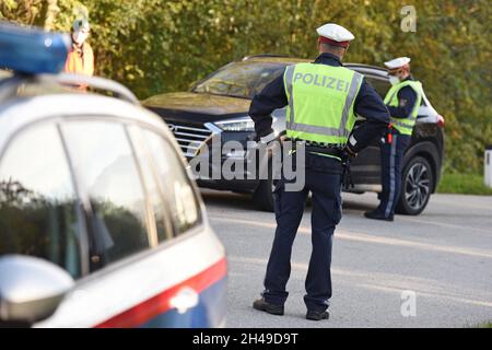 Ausreisekontrollen aus Corona-Hochinzidez-Risikogebiet Gmunden durch Bundesheer und Polizei, Österreich, Europa - contrôles de sortie de la couronne haute Banque D'Images