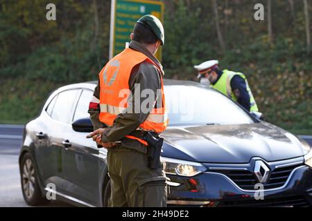 Ausreisekontrollen aus Corona-Hochinzidez-Risikogebiet Gmunden durch Bundesheer und Polizei, Österreich, Europa - contrôles de sortie de la couronne haute Banque D'Images