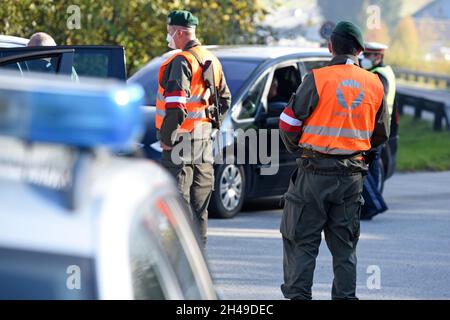 Ausreisekontrollen aus Corona-Hochinzidez-Risikogebiet Gmunden durch Bundesheer und Polizei, Österreich, Europa - contrôles de sortie de la couronne haute Banque D'Images