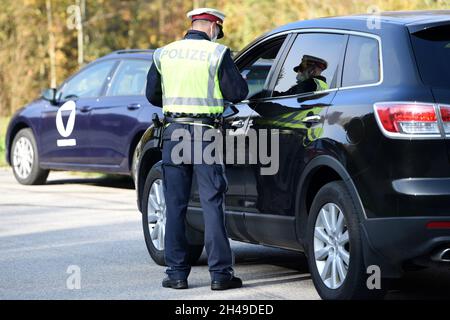 Ausreisekontrollen aus Corona-Hochinzidez-Risikogebiet Gmunden durch Bundesheer und Polizei, Österreich, Europa - contrôles de sortie de la couronne haute Banque D'Images