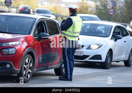 Ausreisekontrollen aus Corona-Hochinzidez-Risikogebiet Gmunden durch Bundesheer und Polizei, Österreich, Europa - contrôles de sortie de la couronne haute Banque D'Images