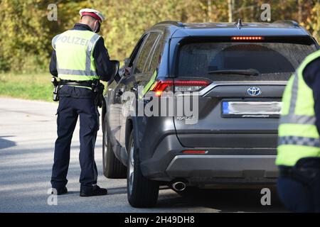 Ausreisekontrollen aus Corona-Hochinzidez-Risikogebiet Gmunden durch Bundesheer und Polizei, Österreich, Europa - contrôles de sortie de la couronne haute Banque D'Images