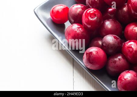 fruits frais à la cerise sur l'assiette Banque D'Images