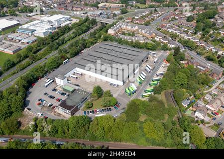 Photo aérienne de la ville de Bramley à Leeds, Royaume-Uni, montrant la gare routière principale avec des bus garés le long des voies de train en été Banque D'Images