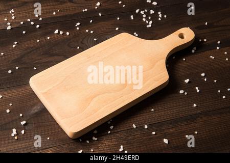 planche à découper en bois sur table en bois Banque D'Images