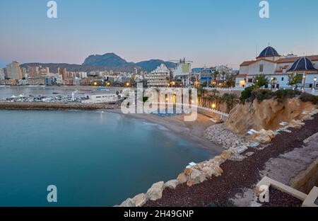 Panorama de la ville de Benidorm avec belle plage avec palmiers sur fond de montagnes.Plage de Poniente Banque D'Images