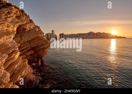 Lever de soleil sur Benidorm, panorama de la ville avec des gratte-ciels.Plage de Levante, Benidorm en Espagne Banque D'Images