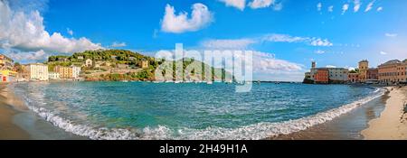 Vue panoramique sur la baie du Silence (Baia del Silenzio).Port de mer et plage à la journée ensoleillée à Sestri Levante.Ligurie, Italie Banque D'Images