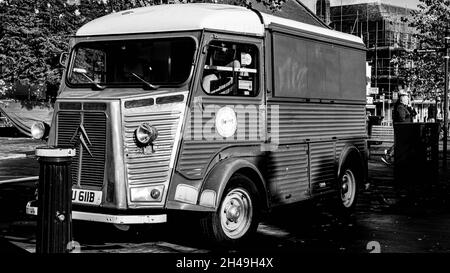 Epsom Surrey London, Octoober 31 2021, Black and White image Vintage Citroën HY a converti une fourgonnette Food Truck dans un marché de plein air Banque D'Images