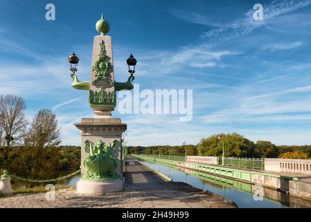 L'aqueduc de Briare, dans le centre de la France, transporte un canal au-dessus de la Loire lors de son trajet jusqu'à la Seine. Banque D'Images