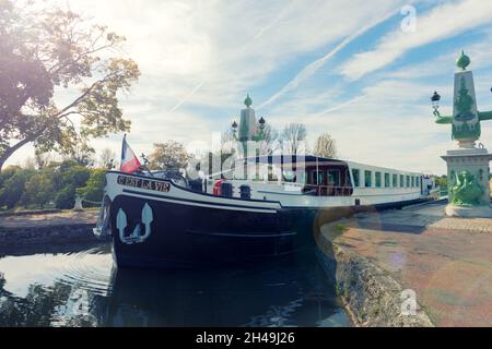 Péniche traversant l'aqueduc de Briare dans le centre de la France, qui porte un canal sur la Loire lors de son trajet vers la Seine. Banque D'Images