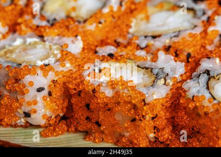 Les sushis roulent la californie avec du crabe des neiges, du fromage à la crème, du concombre, des graines de sésame et du macaviarr macro gros plan Banque D'Images