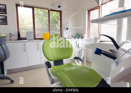 Intérieur de la clinique dentaire moderne vide avec chaise et outils dentaires Banque D'Images