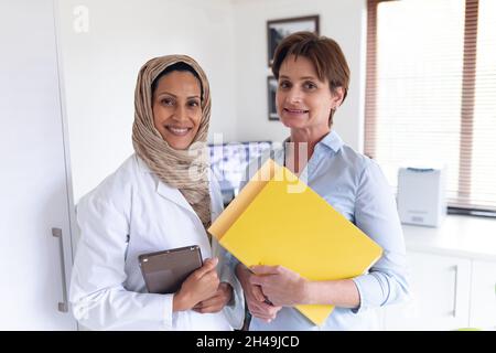 Portrait d'une femme dentiste souriante et d'une infirmière dentaire féminine à la clinique dentaire moderne Banque D'Images