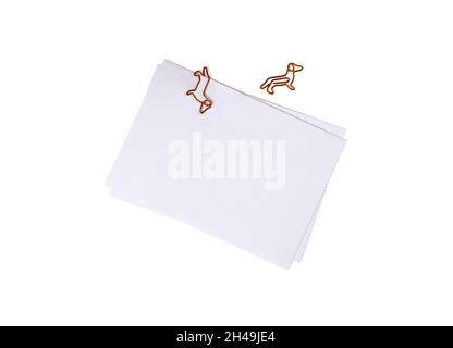 Enveloppe en papier avec trombone en forme de chien sur fond blanc.Fournitures de bureau pour une bonne humeur. Rappel sur papier.Gros plan. Message de félicitations Banque D'Images