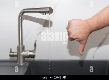 Robinet de la cuisine avec mauvaise pression de l'eau qui coule. Manque d'eau Banque D'Images