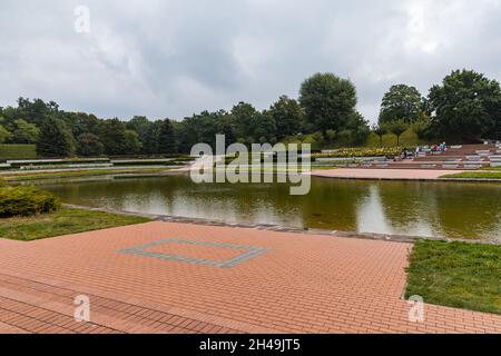 Petit lac et rosarium dans le parc de Cytadela à l'automne Banque D'Images