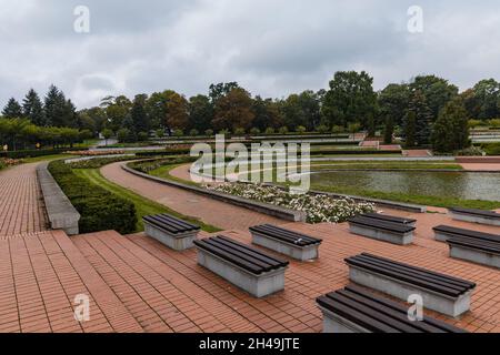 Petit lac et rosarium dans le parc de Cytadela à l'automne Banque D'Images