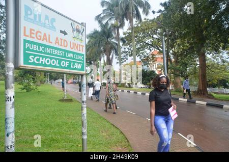 (211101) -- KAMPALA, 1er novembre 2021 (Xinhua) -- Un étudiant portant un masque de marche à l'Université Makerere à Kampala, Ouganda, 1er novembre 2021.Les établissements d'enseignement supérieur en Ouganda ont rouvert lundi après leur fermeture en juin de cette année en raison de la pandémie COVID-19.(Photo de Nicholas Kajoba/Xinhua) Banque D'Images