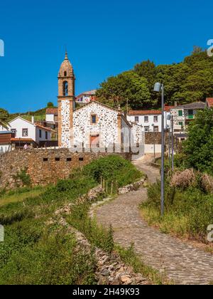 Belle église contre ciel bleu.Vue sur le sanctuaire de San Andrés de Teixido en Galice, Espagne Banque D'Images