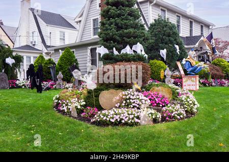 Une maison décorée avec soin pour Halloween avec des fleurs d'automne colorées.À Queens, New York Banque D'Images