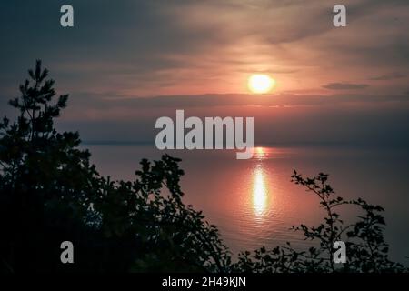 Coucher de soleil depuis une falaise de GoSAN, mer Baltique, Pologne. Couleur orange du ciel. Banque D'Images