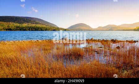 Vue panoramique sur Eagle Lake dans le parc national Acadia à l'automne Banque D'Images