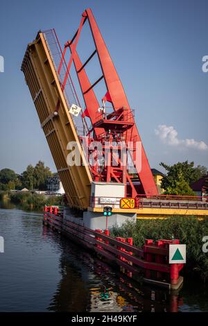 Dziwnow, Pologne - 10 septembre 2021 : pont-levis rouge ouvert sur le canal de Dziwna, entrée pour les navires de la mer au port. Banque D'Images