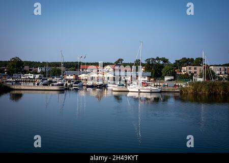 Dziwnow, Pologne - 10 septembre 2021 : bateaux de pêche et voiliers dans le port. Banque D'Images