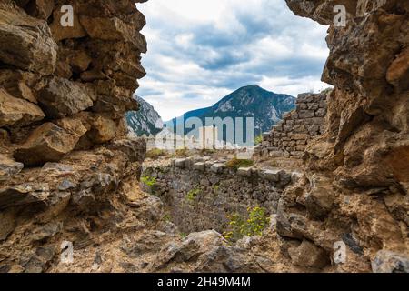 Vue depuis les ruines médiévales du château de Puilaurens, en France, sous un ciel nuageux et spectaculaire Banque D'Images