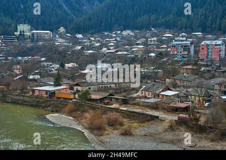 Petit village dans les montagnes. Règlement dans un endroit écologiquement propre avec de l'air propre. Banque D'Images