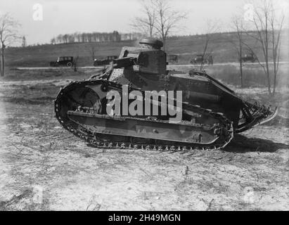 Une photo vintage vers 1918 d'un char léger américain M1917 une copie de licence de construction du char français Renault FT.Le M1917 n'a participé à aucun combat, mais a été utilisé au niveau national pour réprimer diverses émeutes et troubles civils. Banque D'Images