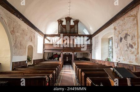 Peintures murales historiques à l'intérieur de l'église St James, village de Bramley, Hampshire, Angleterre, Royaume-Uni,Un bâtiment classé de classe I. Banque D'Images