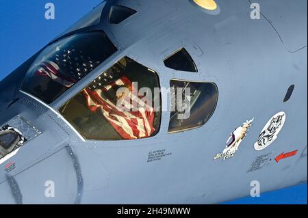 Arabie Saoudite, Arabie Saoudite.30 octobre 2021.Un bombardier stratégique B1-B de la U.S. Air Force affiche sa mascotte de tigre dans le poste de pilotage alors qu'il fait le plein d'un avion de rallonge KC-10 de la U.S. Air Force lors d'une patrouille de présence le 30 octobre 2021 en Arabie Saoudite.Credit: SRA Jerreht Harris/Planetpix/Alamy Live News Banque D'Images